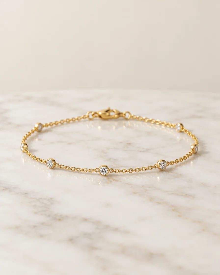 Náramok Stellae – zlatá retiazka s briliantmi v rámikoch na mramore